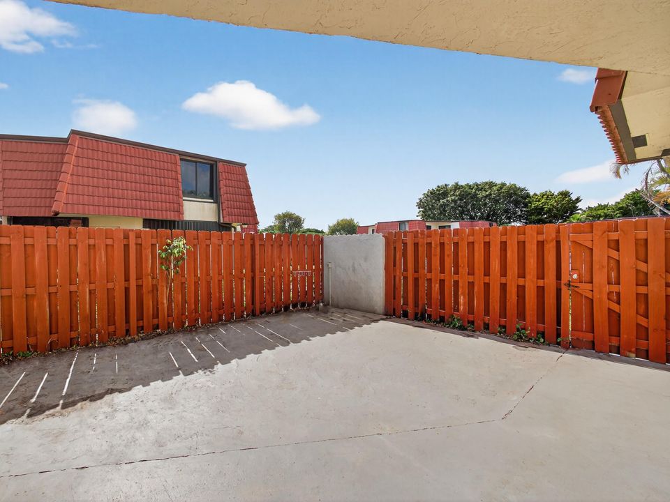 На продажу: $285,000 (2 спален, 2 ванн, 1218 Квадратных фут)