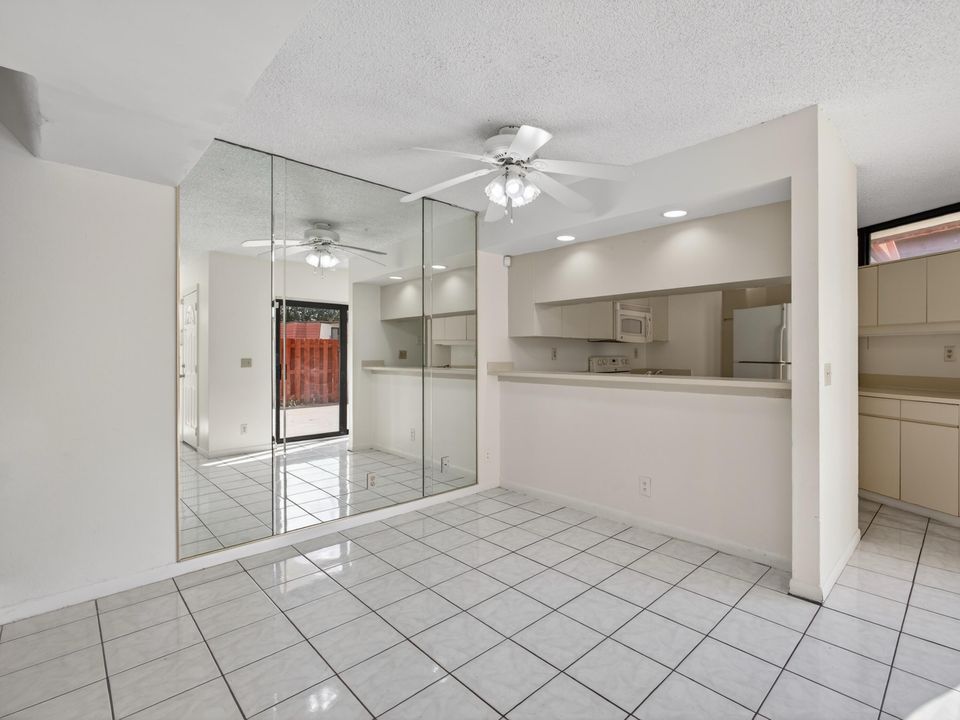 На продажу: $285,000 (2 спален, 2 ванн, 1218 Квадратных фут)