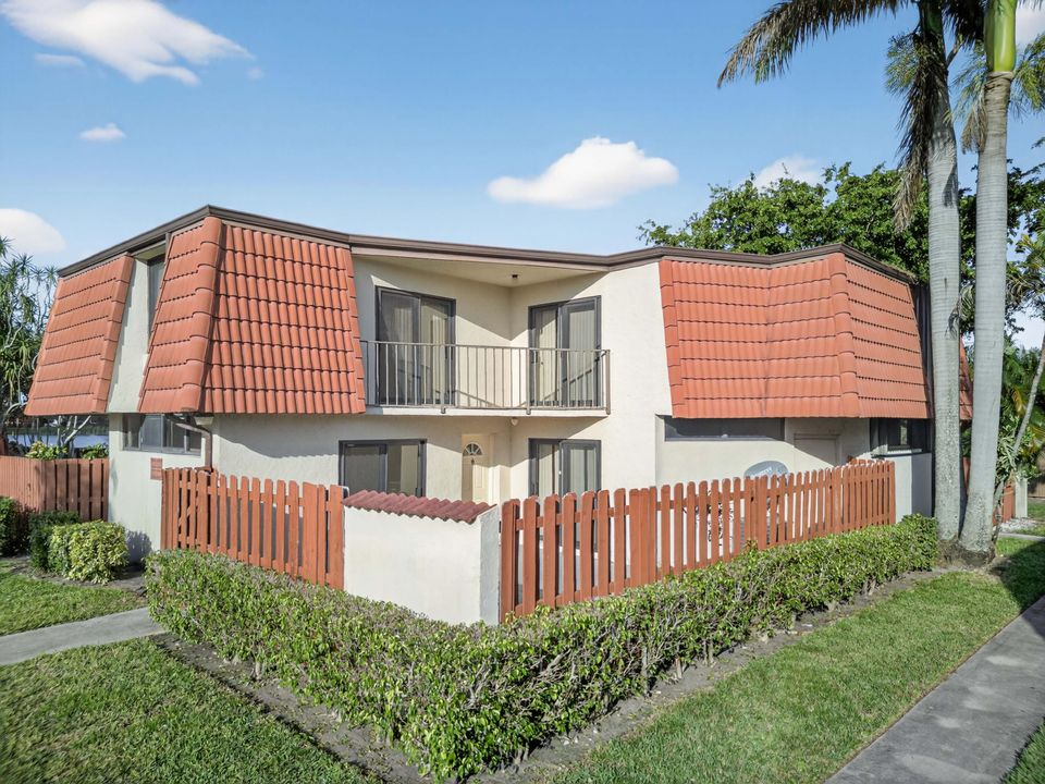 На продажу: $285,000 (2 спален, 2 ванн, 1218 Квадратных фут)