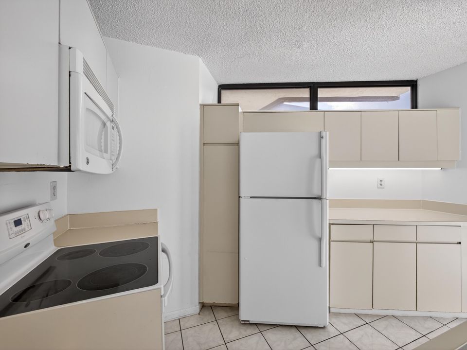 На продажу: $285,000 (2 спален, 2 ванн, 1218 Квадратных фут)