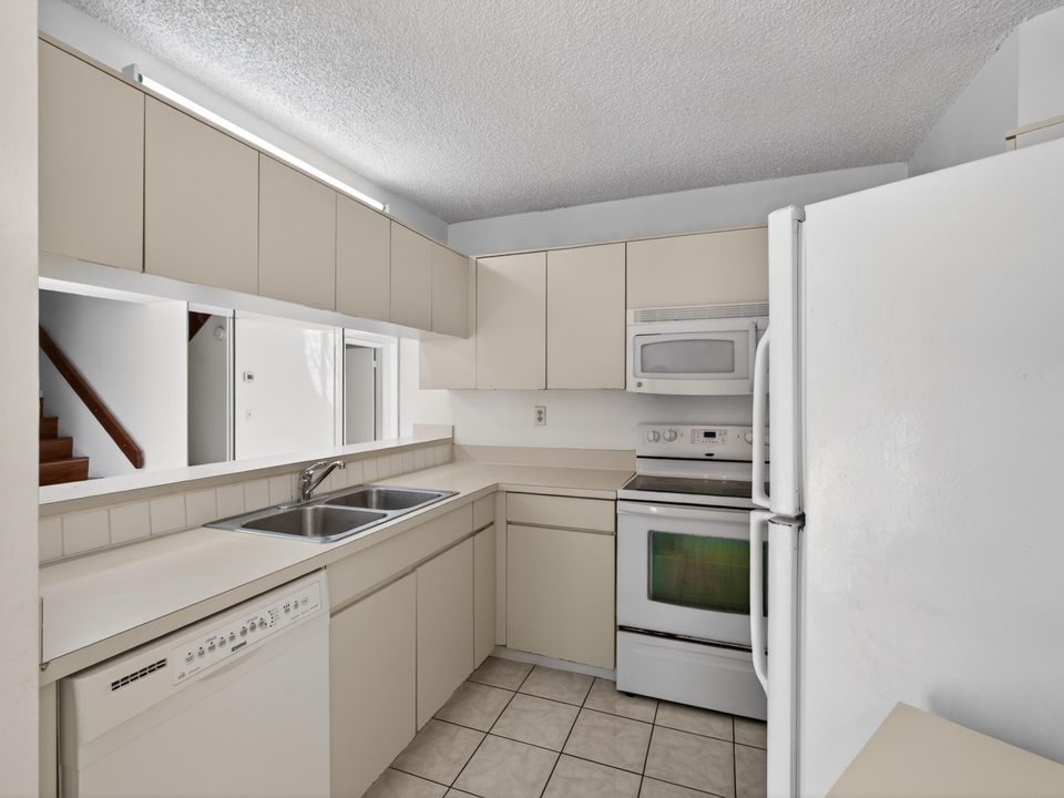 На продажу: $285,000 (2 спален, 2 ванн, 1218 Квадратных фут)