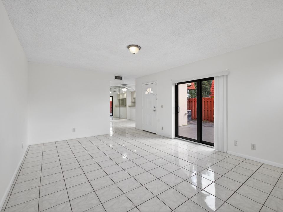 На продажу: $285,000 (2 спален, 2 ванн, 1218 Квадратных фут)