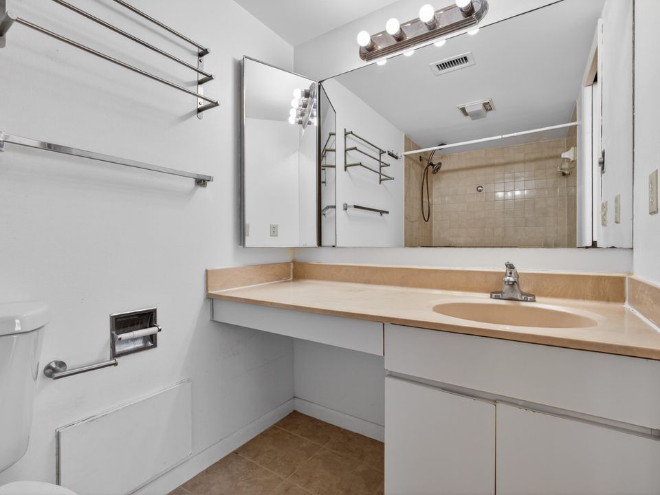 На продажу: $285,000 (2 спален, 2 ванн, 1218 Квадратных фут)