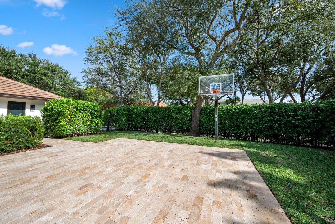 For Sale: $5,495,000 (5 beds, 7 baths, 4835 Square Feet)