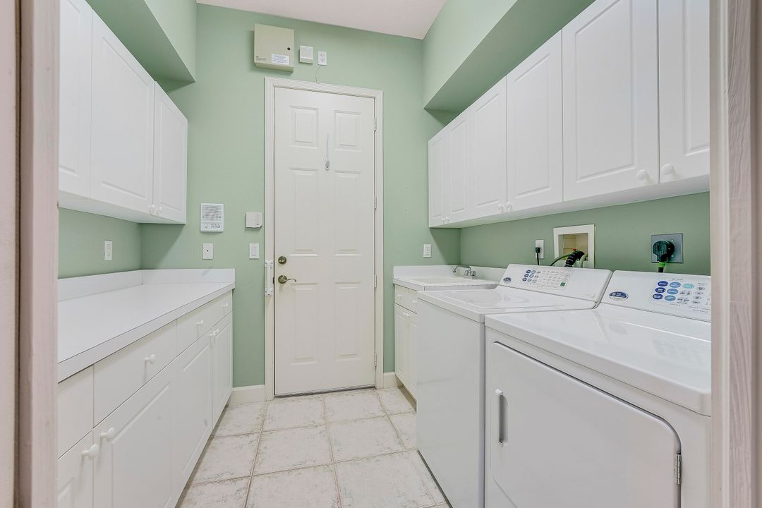 For Sale: $989,000 (4 beds, 3 baths, 2484 Square Feet)