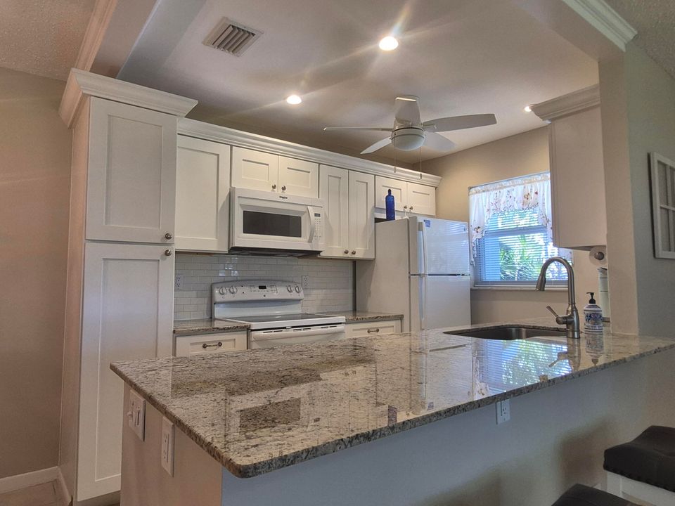 На продажу: $219,900 (2 спален, 2 ванн, 1175 Квадратных фут)