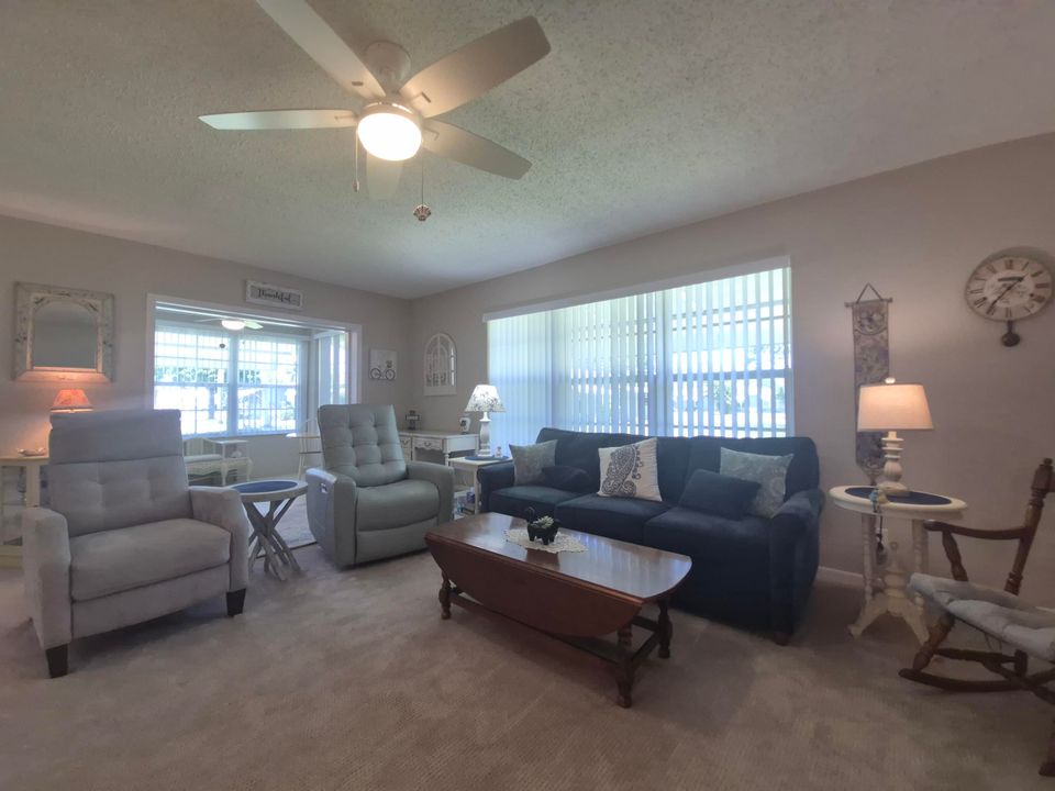 На продажу: $219,900 (2 спален, 2 ванн, 1175 Квадратных фут)