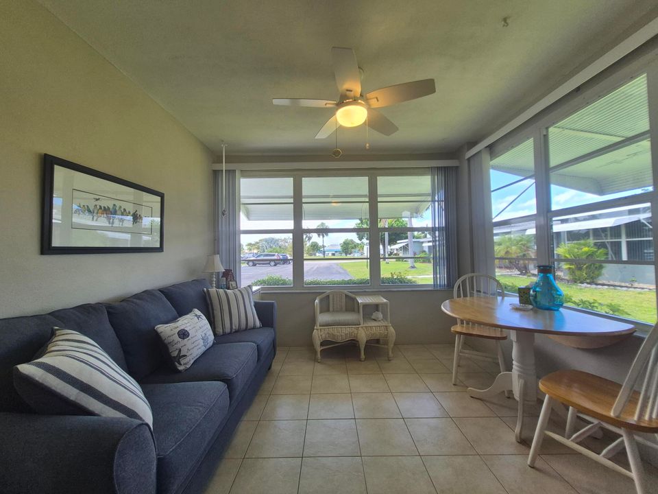 На продажу: $219,900 (2 спален, 2 ванн, 1175 Квадратных фут)