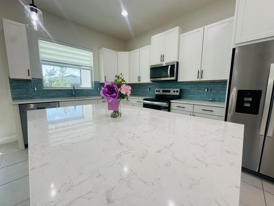 For Rent: $3,145 (3 beds, 2 baths, 1671 Square Feet)