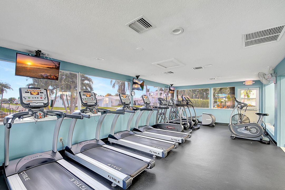 For Sale: $299,000 (2 beds, 2 baths, 1077 Square Feet)