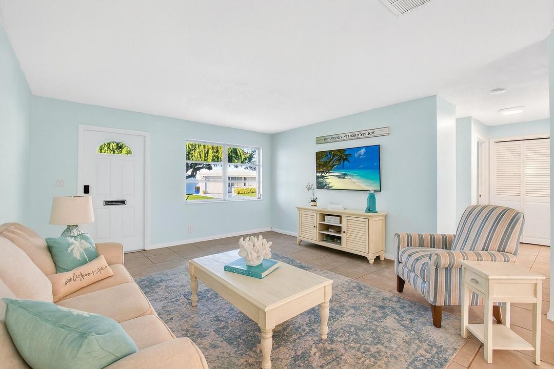 For Sale: $299,000 (2 beds, 2 baths, 1077 Square Feet)