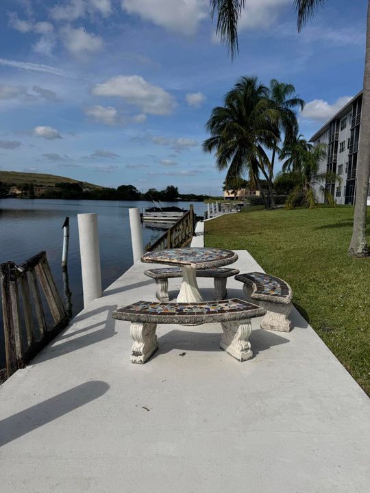 На продажу: $229,900 (2 спален, 2 ванн, 1050 Квадратных фут)