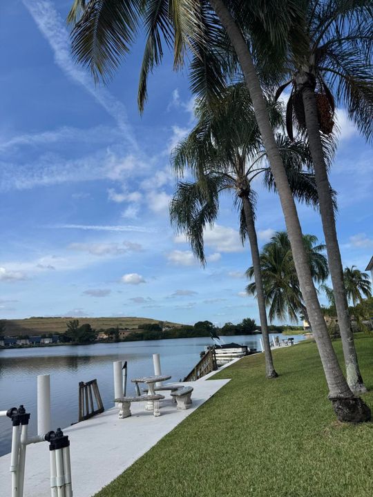 На продажу: $229,900 (2 спален, 2 ванн, 1050 Квадратных фут)