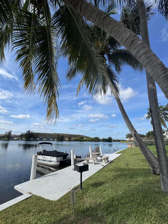 На продажу: $229,900 (2 спален, 2 ванн, 1050 Квадратных фут)