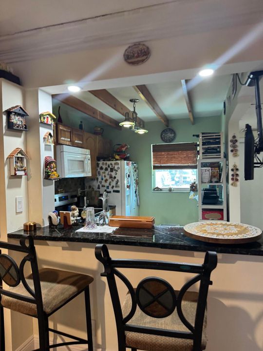 На продажу: $229,900 (2 спален, 2 ванн, 1050 Квадратных фут)