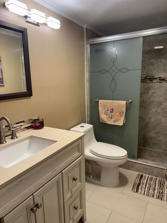 На продажу: $229,900 (2 спален, 2 ванн, 1050 Квадратных фут)