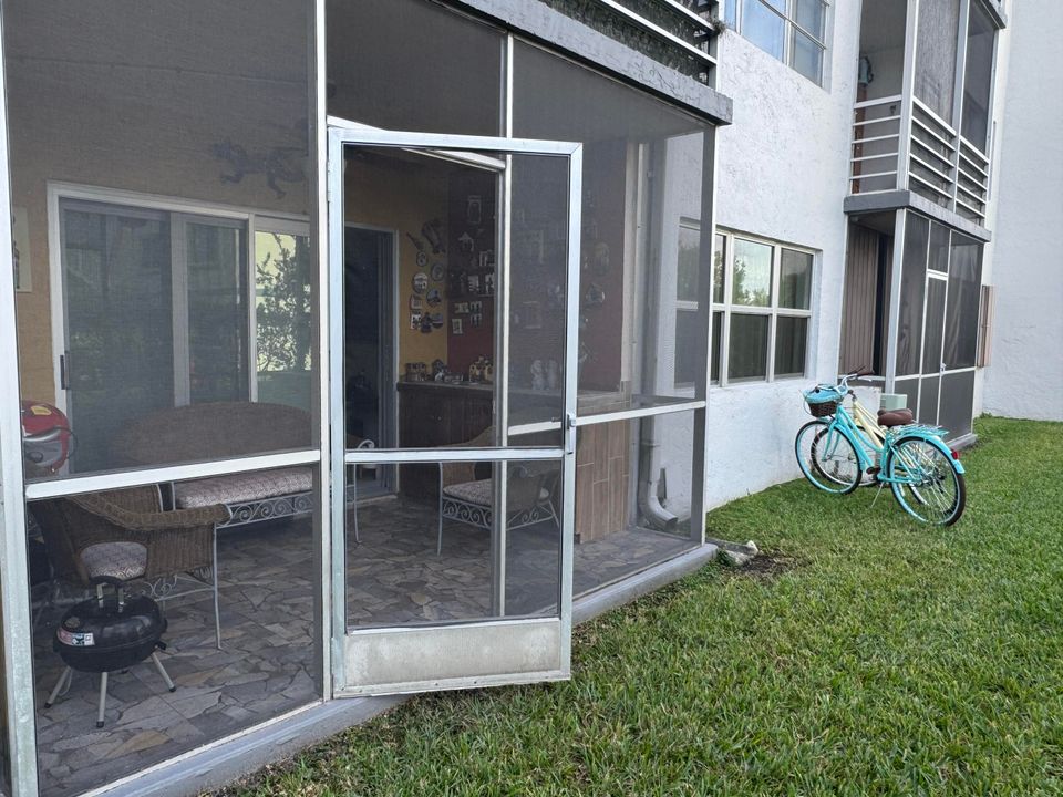 На продажу: $229,900 (2 спален, 2 ванн, 1050 Квадратных фут)