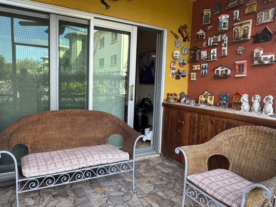 На продажу: $229,900 (2 спален, 2 ванн, 1050 Квадратных фут)