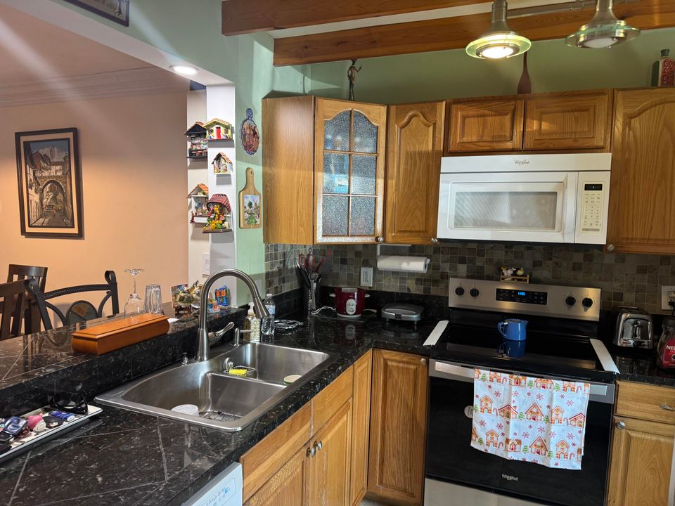 На продажу: $229,900 (2 спален, 2 ванн, 1050 Квадратных фут)