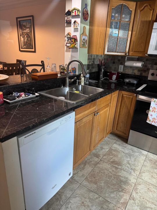 На продажу: $229,900 (2 спален, 2 ванн, 1050 Квадратных фут)