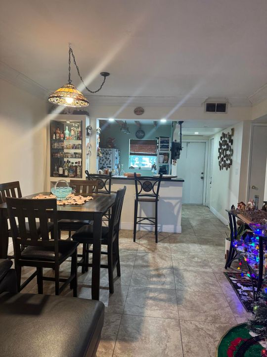 На продажу: $229,900 (2 спален, 2 ванн, 1050 Квадратных фут)