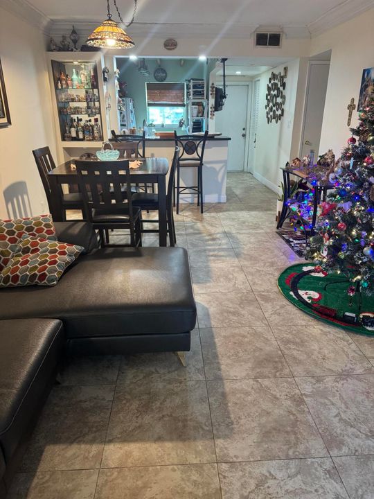 На продажу: $229,900 (2 спален, 2 ванн, 1050 Квадратных фут)