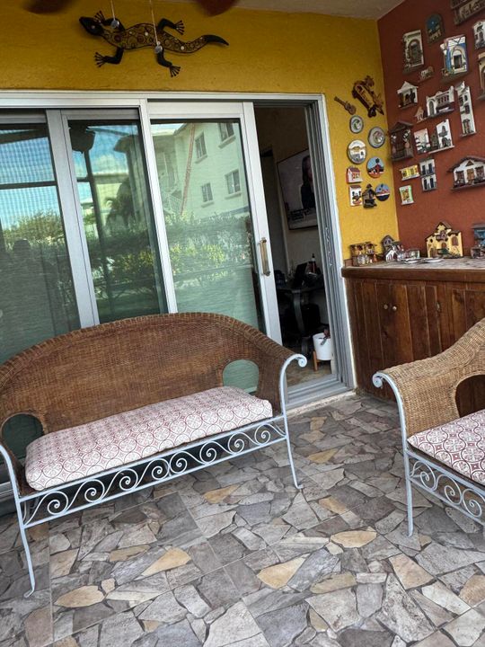 На продажу: $229,900 (2 спален, 2 ванн, 1050 Квадратных фут)