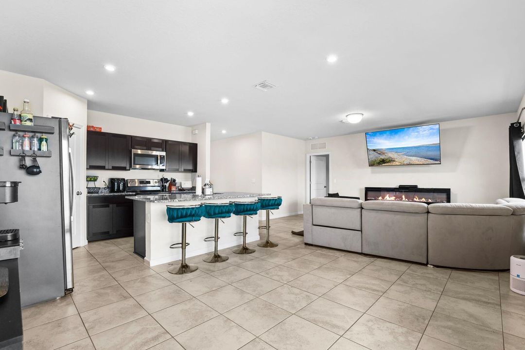 For Sale: $407,000 (4 beds, 2 baths, 1729 Square Feet)