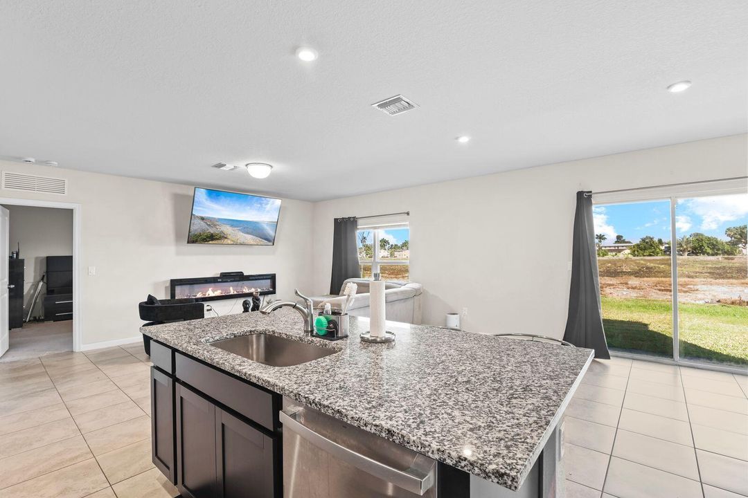 For Sale: $407,000 (4 beds, 2 baths, 1729 Square Feet)