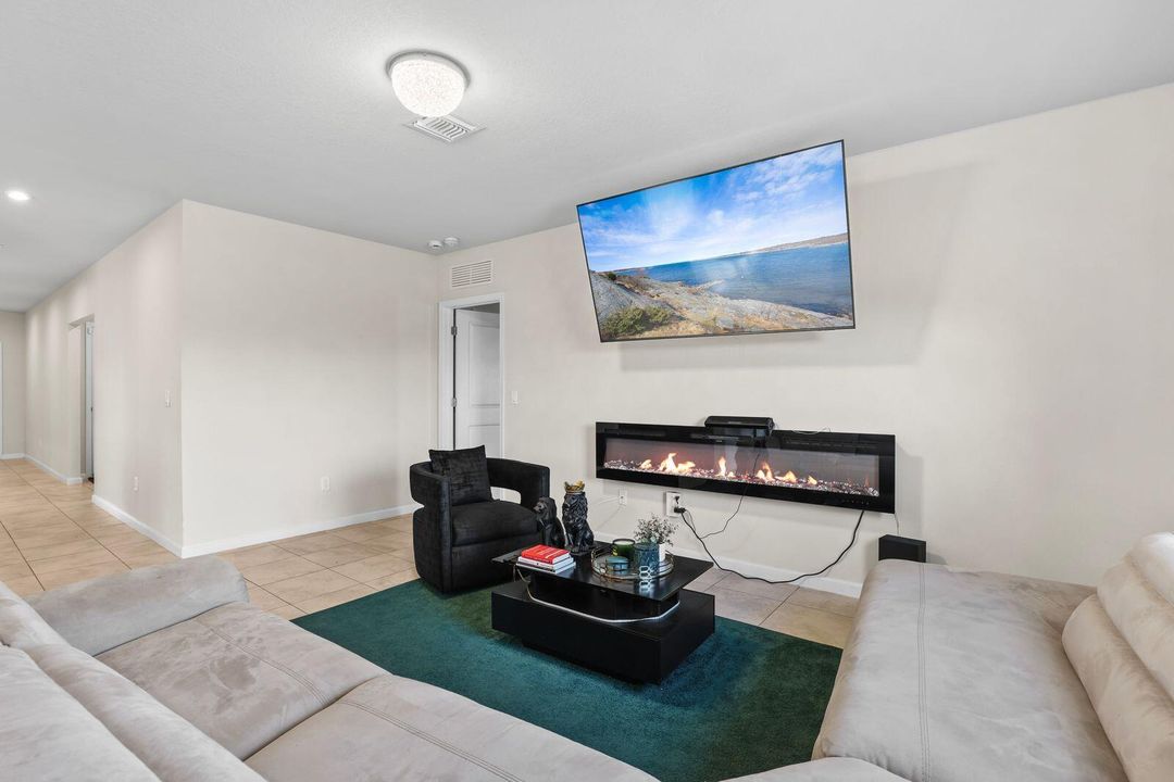 For Sale: $407,000 (4 beds, 2 baths, 1729 Square Feet)