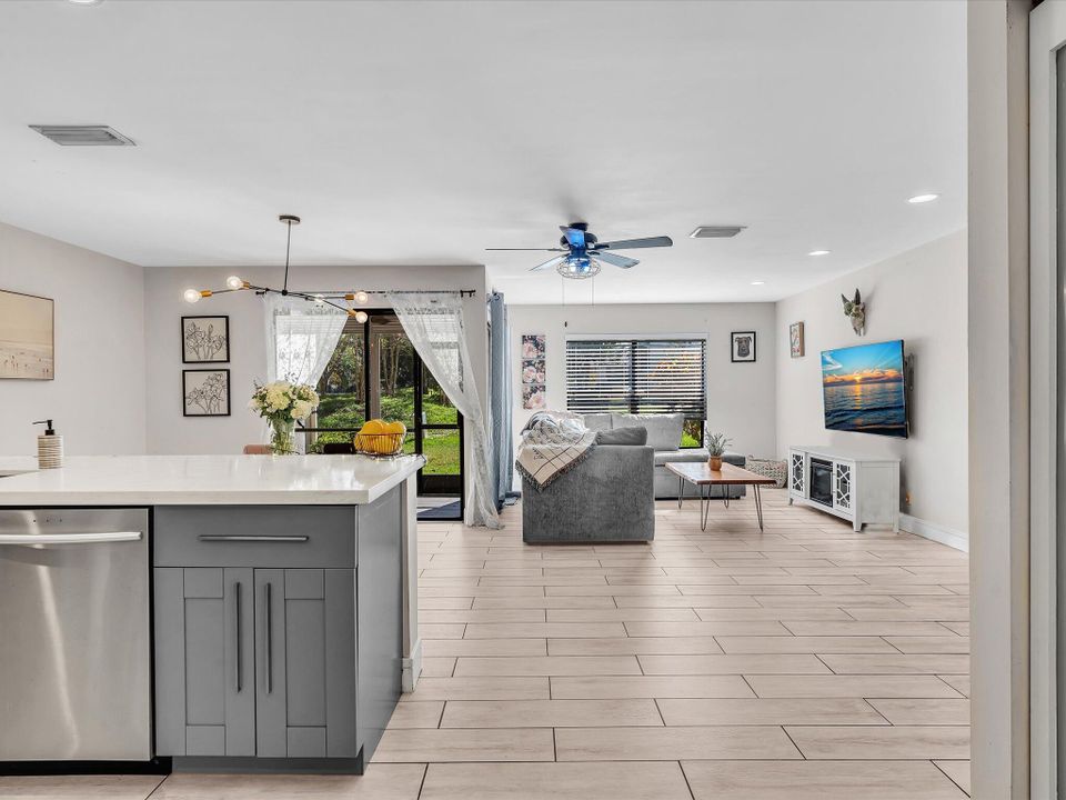 На продажу: $265,000 (2 спален, 2 ванн, 1100 Квадратных фут)