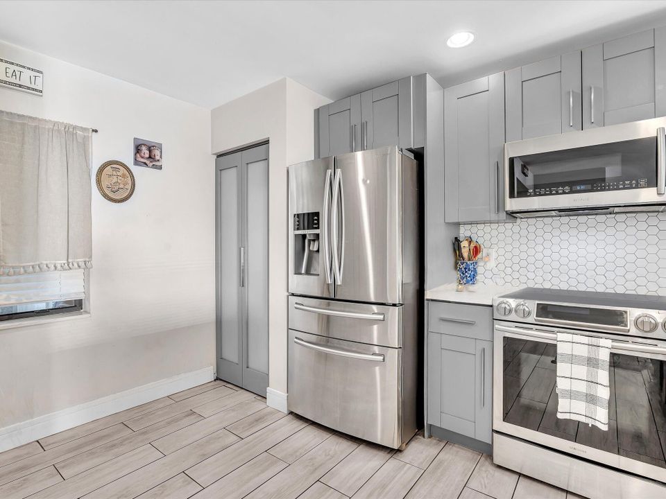 На продажу: $265,000 (2 спален, 2 ванн, 1100 Квадратных фут)