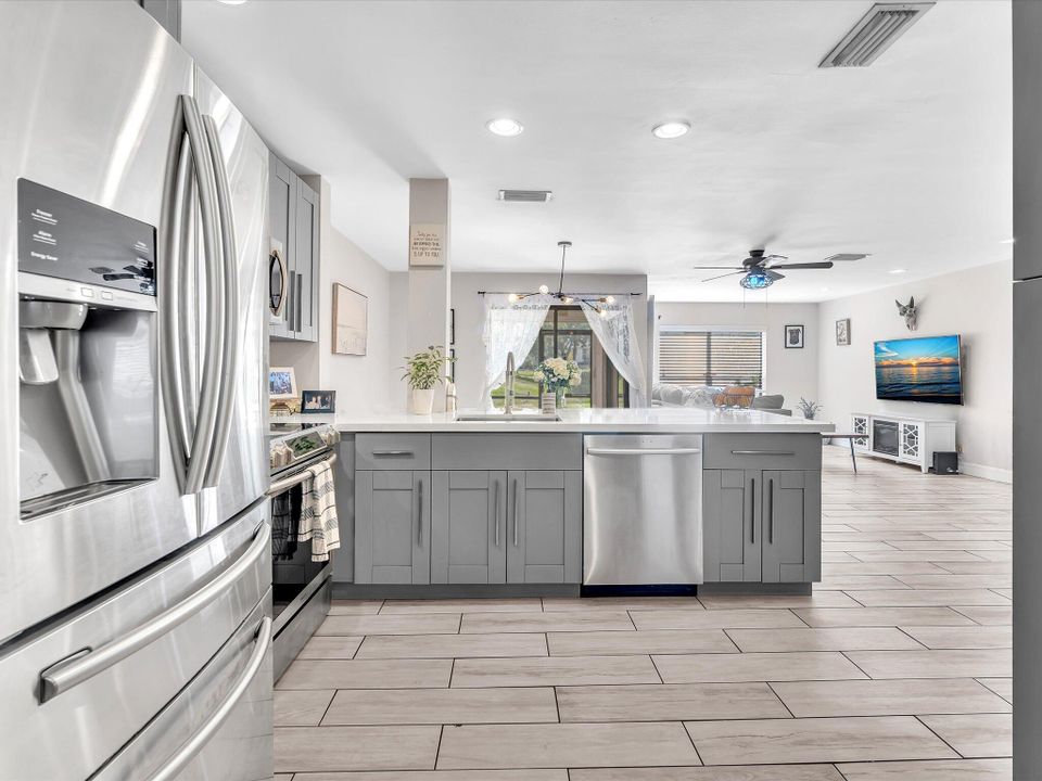 На продажу: $265,000 (2 спален, 2 ванн, 1100 Квадратных фут)