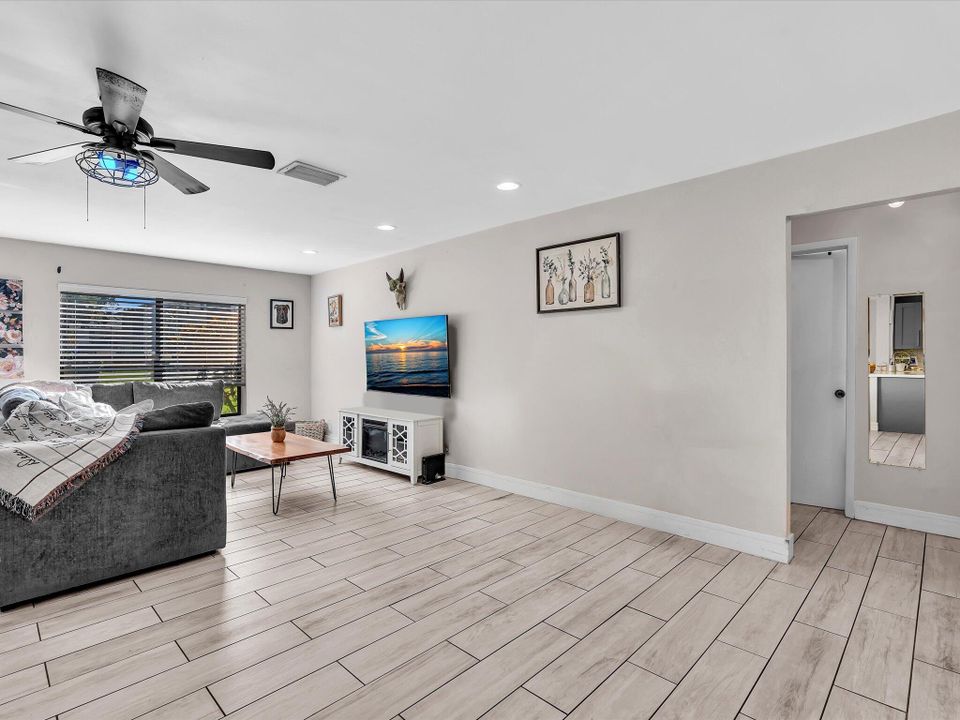 На продажу: $265,000 (2 спален, 2 ванн, 1100 Квадратных фут)