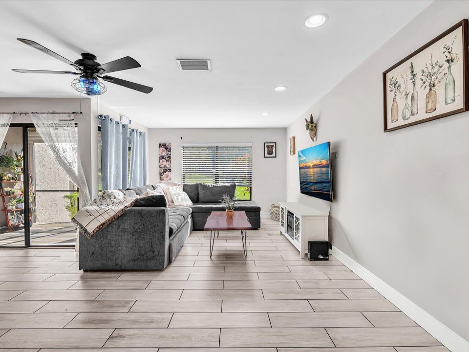 На продажу: $265,000 (2 спален, 2 ванн, 1100 Квадратных фут)