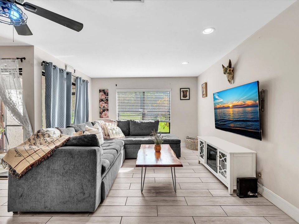 На продажу: $265,000 (2 спален, 2 ванн, 1100 Квадратных фут)