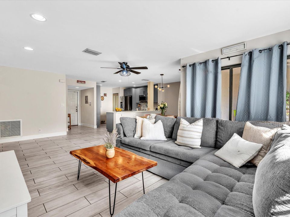 На продажу: $265,000 (2 спален, 2 ванн, 1100 Квадратных фут)