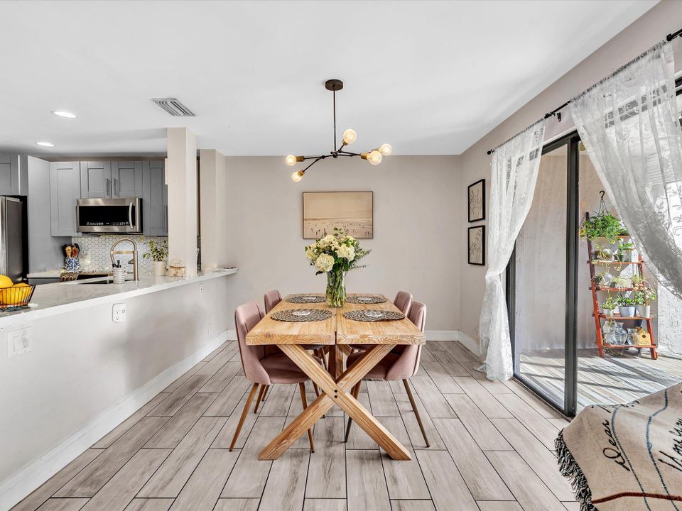 На продажу: $265,000 (2 спален, 2 ванн, 1100 Квадратных фут)