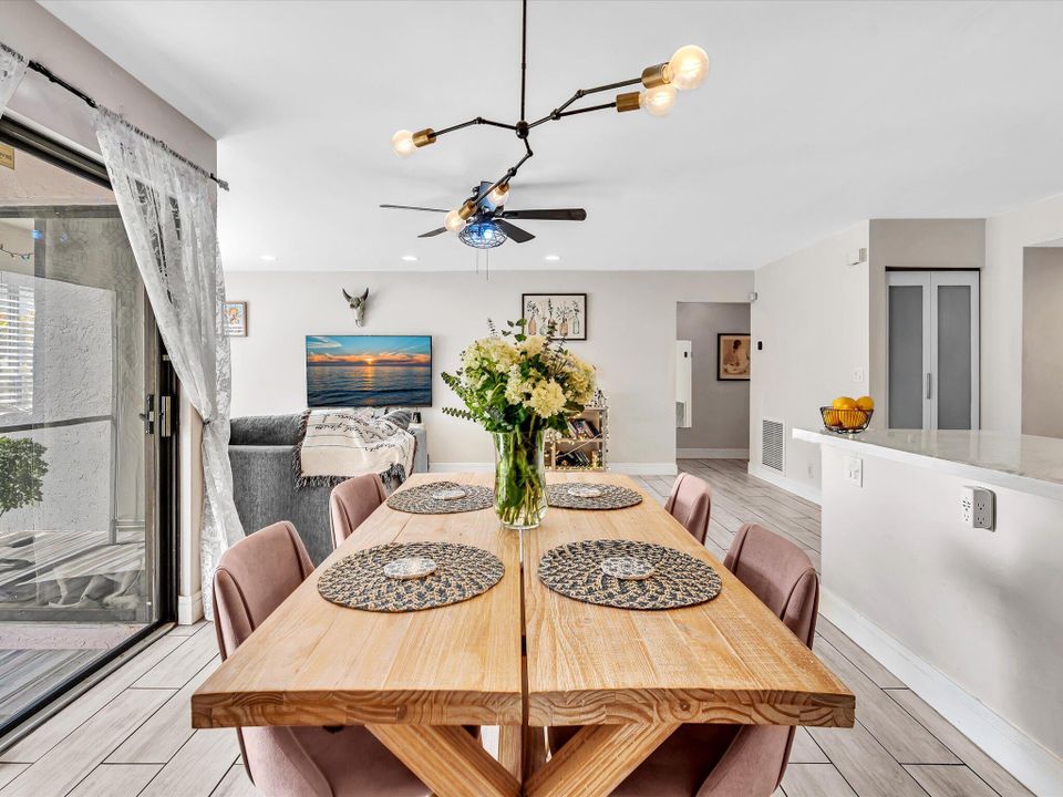 На продажу: $265,000 (2 спален, 2 ванн, 1100 Квадратных фут)