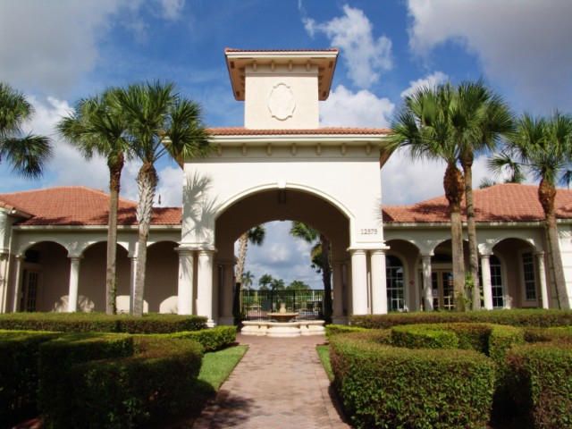 For Rent: $2,100 (2 beds, 2 baths, 880 Square Feet)