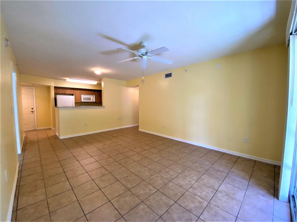 For Rent: $2,100 (2 beds, 2 baths, 880 Square Feet)