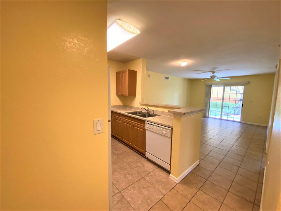 For Rent: $2,100 (2 beds, 2 baths, 880 Square Feet)