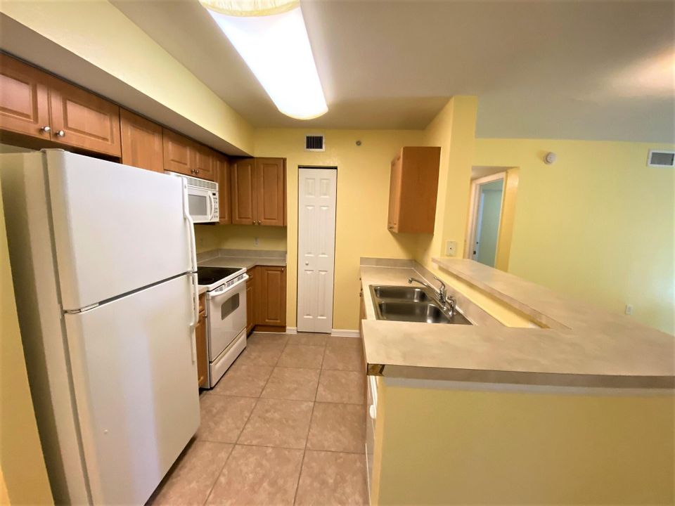For Rent: $2,100 (2 beds, 2 baths, 880 Square Feet)