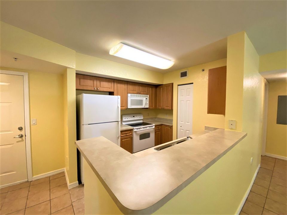 For Rent: $2,100 (2 beds, 2 baths, 880 Square Feet)