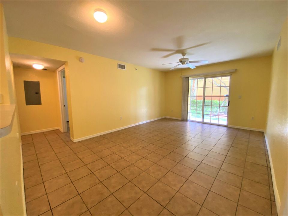 For Rent: $2,100 (2 beds, 2 baths, 880 Square Feet)