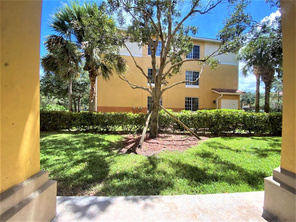 For Rent: $2,100 (2 beds, 2 baths, 880 Square Feet)