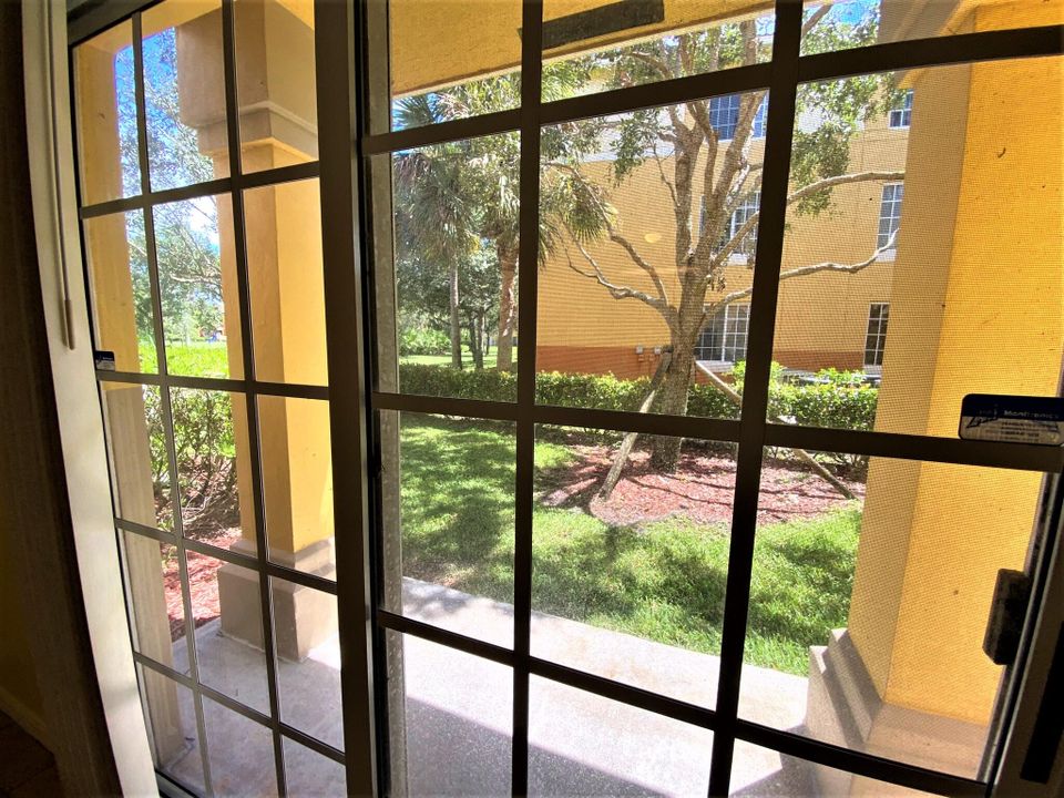 For Rent: $2,100 (2 beds, 2 baths, 880 Square Feet)