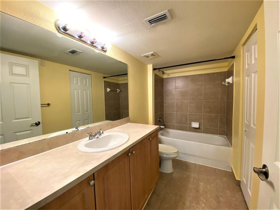 For Rent: $2,100 (2 beds, 2 baths, 880 Square Feet)