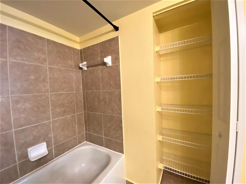 For Rent: $2,100 (2 beds, 2 baths, 880 Square Feet)