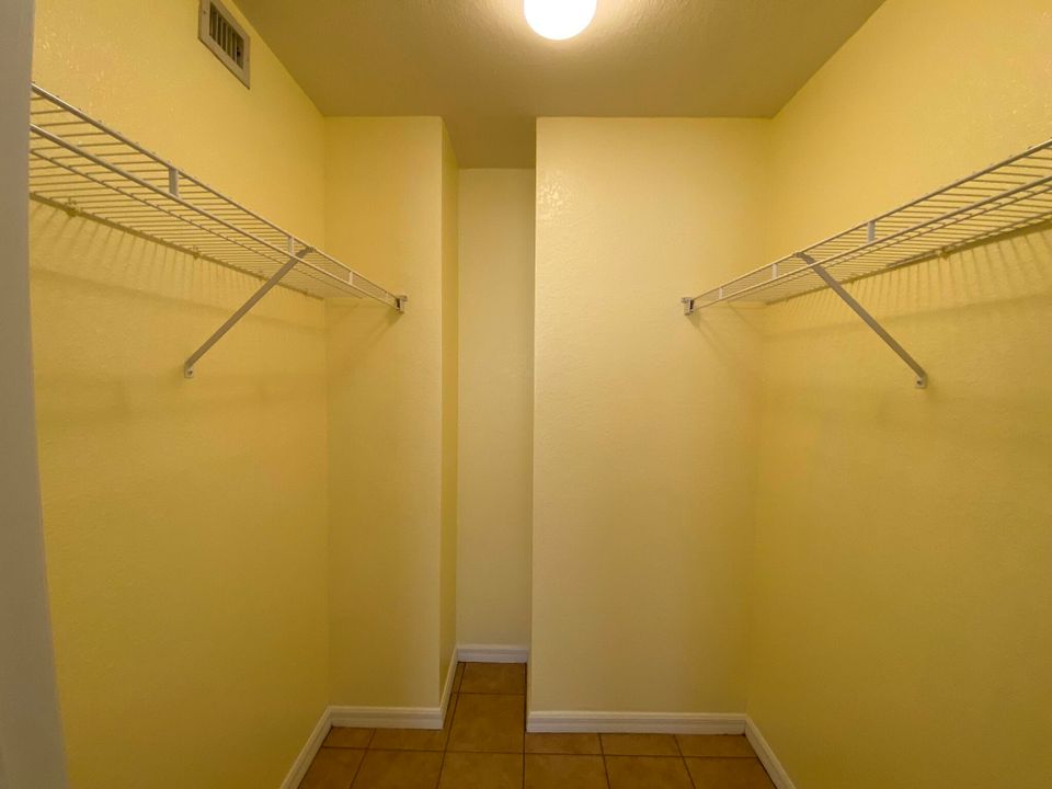 For Rent: $2,100 (2 beds, 2 baths, 880 Square Feet)